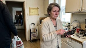 &laquo;Og hvis det ikke finnes noen?&raquo; sa jeg, og Anne løftet blikket på kontoret